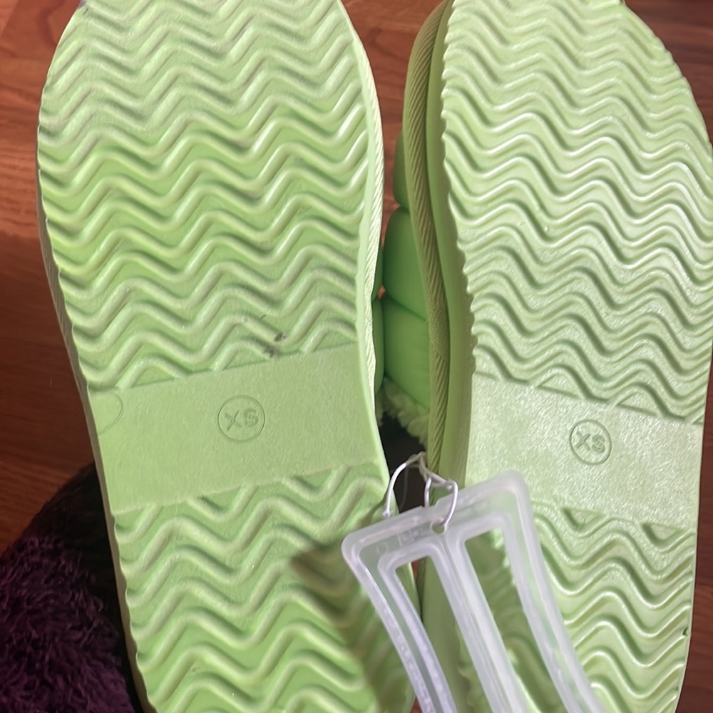 TARGET SLIPPERS - Picture 4 of 4